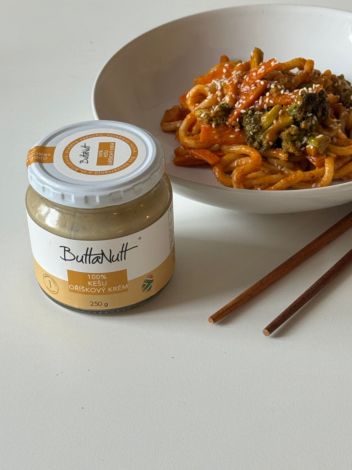 Krémové udon nudle s kešu omáčkou
